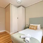 Vivienda Turistica Reformada En Zona Residencial Con Garaje Y Wifi