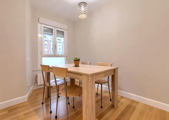 Vivienda Turistica Reformada En Zona Residencial Con Garaje Y Wifi