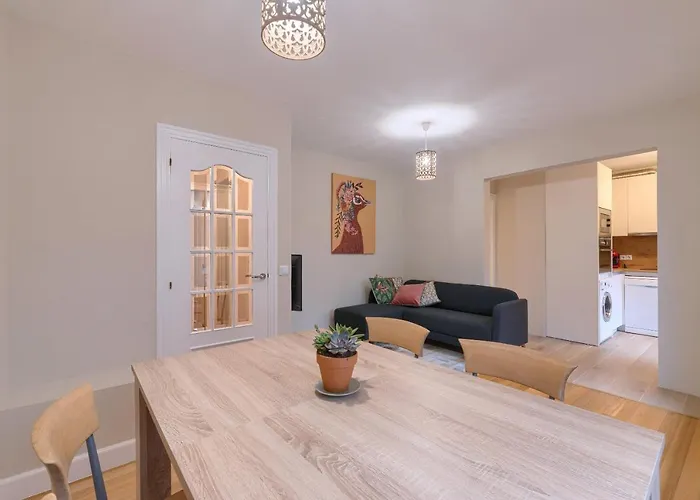 Vivienda Turistica Reformada En Zona Residencial Con Garaje Y Wifi *