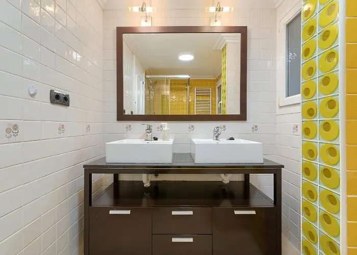 Апартаменты Vivienda Turistica Reformada En Zona Residencial Con Garaje Y Wifi *