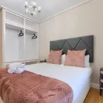 Vivienda Turistica Reformada En Zona Residencial Con Garaje Y Wifi