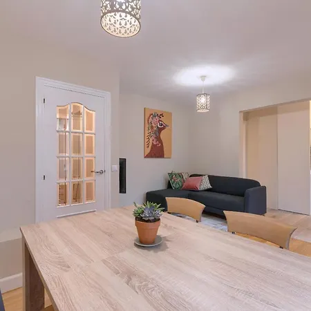 Vivienda Turística Reformada En Zona Residencial Con Garaje Y Wifi *