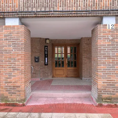 Vivienda Turistica Reformada En Zona Residencial Con Garaje Y Wifi *