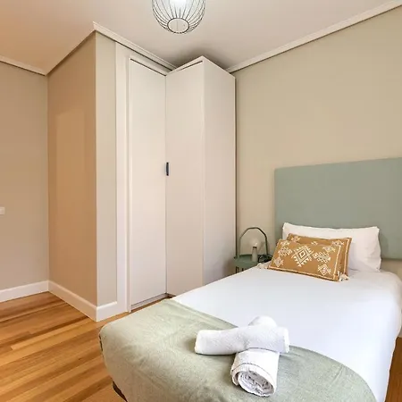 Vivienda Turística Reformada En Zona Residencial Con Garaje Y Wifi