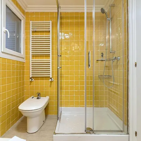 Apartamento Vivienda Turística Reformada En Zona Residencial Con Garaje Y Wifi *