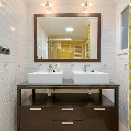 Апартаменты Vivienda Turistica Reformada En Zona Residencial Con Garaje Y Wifi *