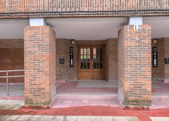 Vivienda Turistica Reformada En Zona Residencial Con Garaje Y Wifi *