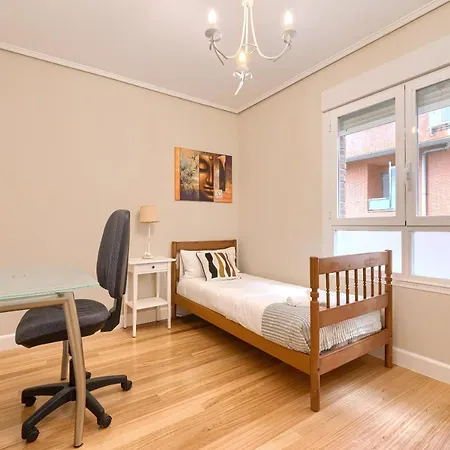 Vivienda Turistica Reformada En Zona Residencial Con Garaje Y Wifi *