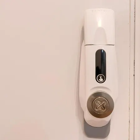 Vivienda Turistica Reformada En Zona Residencial Con Garaje Y Wifi