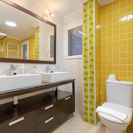 Vivienda Turistica Reformada En Zona Residencial Con Garaje Y Wifi *