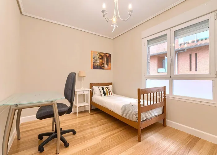 Vivienda Turistica Reformada En Zona Residencial Con Garaje Y Wifi *