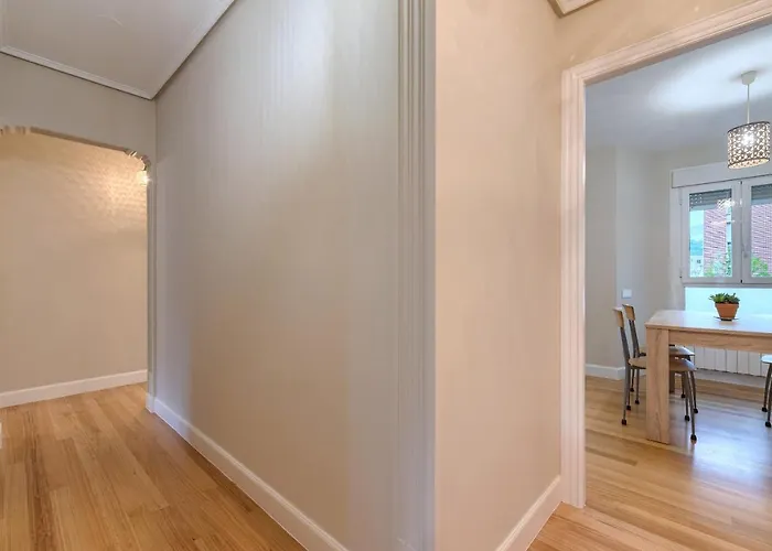 Vivienda Turistica Reformada En Zona Residencial Con Garaje Y Wifi *